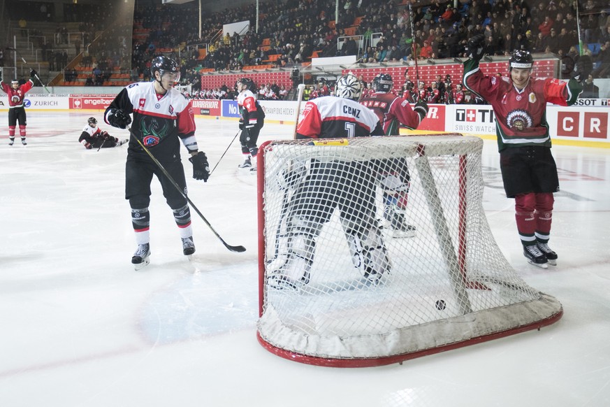 Frolunda’s Johan Sundstrom, right, celebrates after Frolunda’s Henrik Tommernes scored the 0-2 against Fribourg’s goalkeeper Benjamin Conz during the Champions Hockey League semifinal match between Sw ...