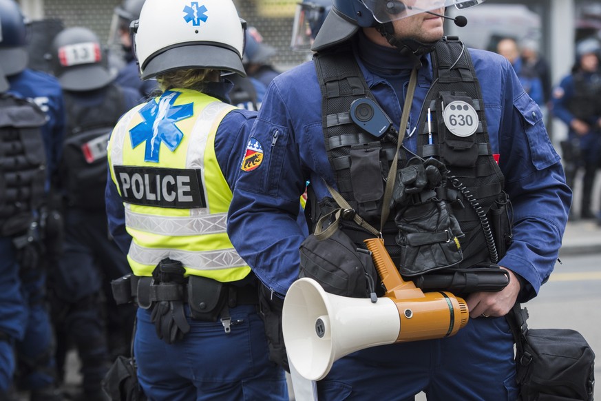 Polizeiaufgebot an einer unbewilligten Demo in Bern 2015.