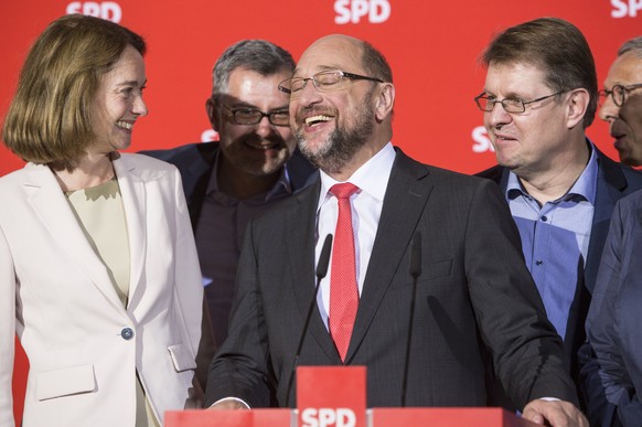 epa06267650 The chairman of the German Social Democratic Party (SPD), Martin Schulz (C) addresses to a crowd of supporters after the publication of a prognosis of the result of the regional elections  ...
