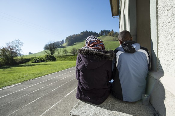 ARCHIV --- ZUM TRAKTANDUM ASYLWESEN AN DER HERBSTSESSION STELLEN WIR IHNEN FOLGENDES BILD ZUR VERFUEGUNG --- Asylbewerber sitzen auf einer Treppe im neuen Asylzentrum, am Freitag, 31. Oktober 2014, in ...