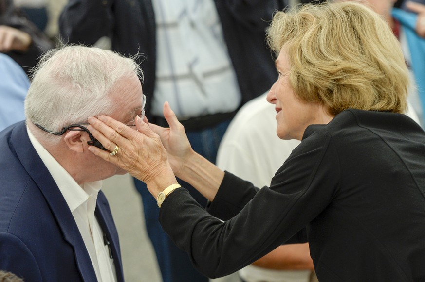 Alt Bundesrat Christoph Blocher, links, und Ehefrau Silvia, rechts, vor seiner Ansprache zum Nationalfeiertag auf dem Rickenpass bei Ricken (SG ) am Freitag, 1. August 2014. (KEYSTONE/Walter Bieri)