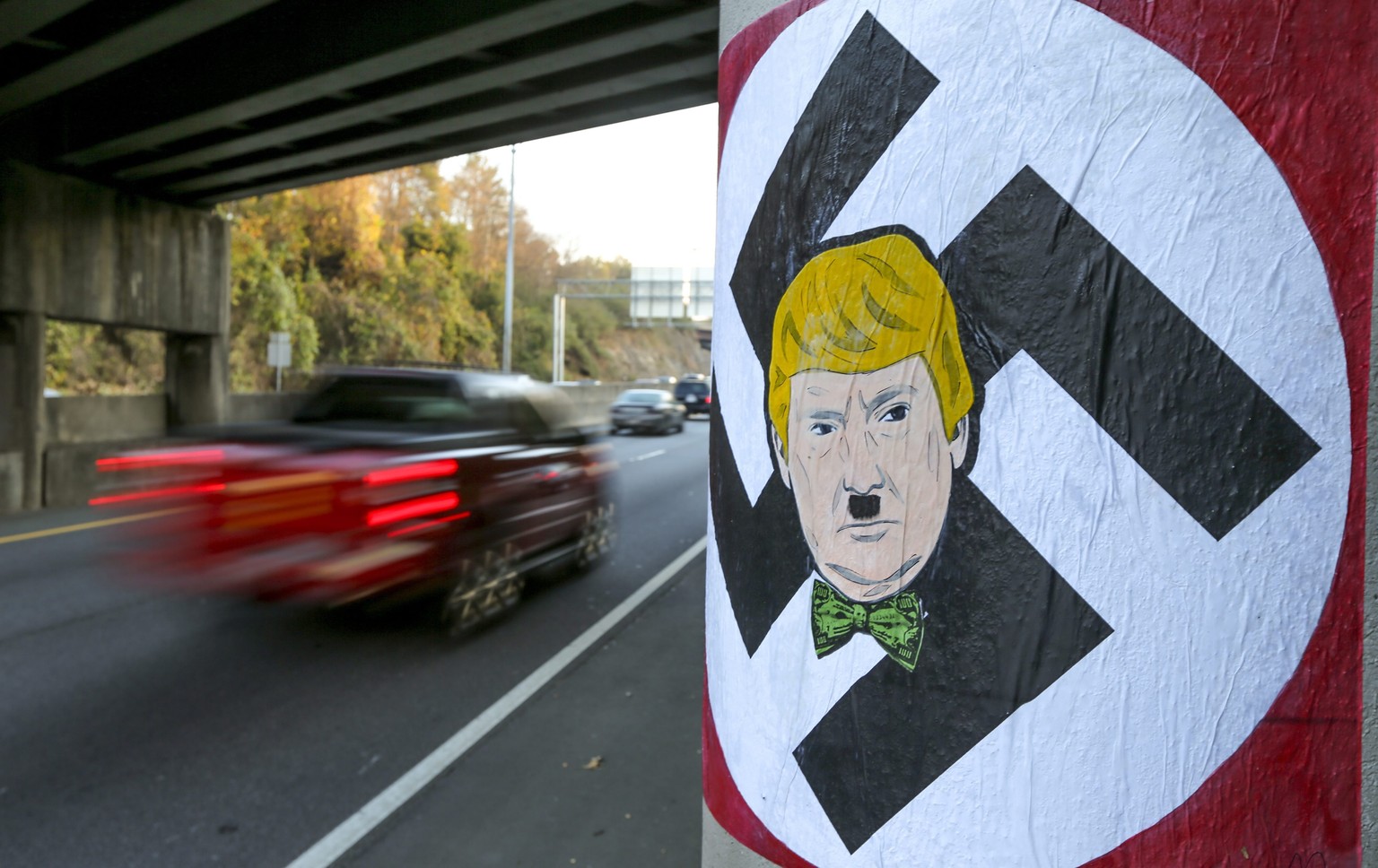In Atlanta (Georgia) tauchten Plakate auf, die Trump als Hitler darstellen.