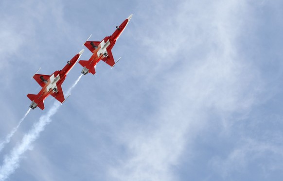 ARCHIV --- ZUR MELDUNG, DASS DIE ARMEE DIE F5-KAMPFJETFLOTTE VERKLEINERT, STELLEN WIR IHNEN FOLGENDES BILD ZUR VERFUEGUNG --- F-5 Tiger jets of the Patrouille Suisse perform during a flight show of th ...