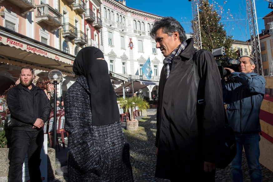 Rachid Nekkaz (rechts) kündigt in Locarno an, alle anfallenden Bussen im Zusammenhang mit dem Tessiner «Anti-Burka-Gesetz»&nbsp;zu bezahlen (10.12.2015).