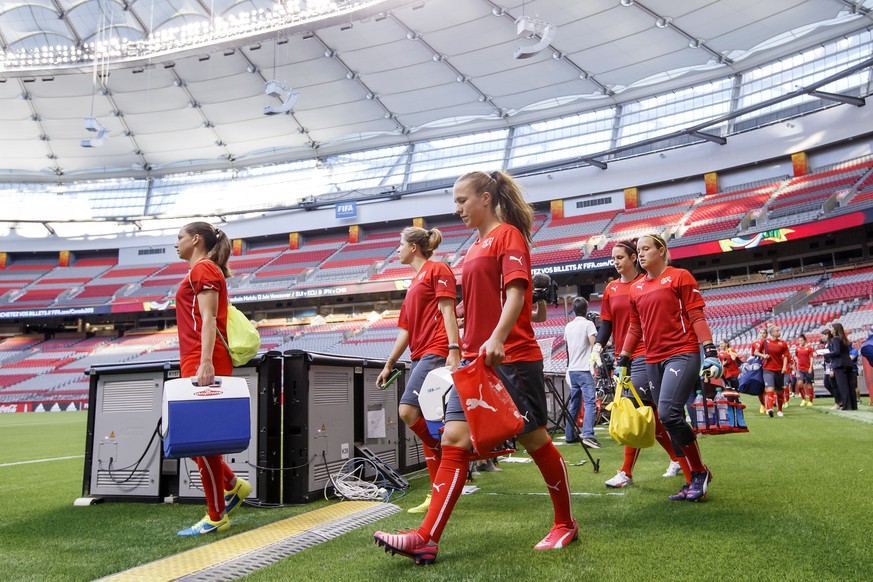 Eindrücklich: Die Schweizer WM-Fahrerinnen nehmen vor der Partie gegen Japan das&nbsp;BC Place Stadium von Vancouver in Augenschein.
