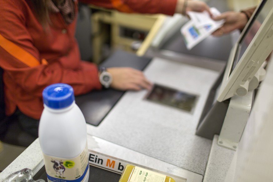 The cashier hands over the receipt to the customer, pictured on March 5, 2013, at the Migros branch in Baden, Switzerland. Migros is Switzerland&#039;s the largest retail company. (KEYSTONE/Gaetan Bal ...