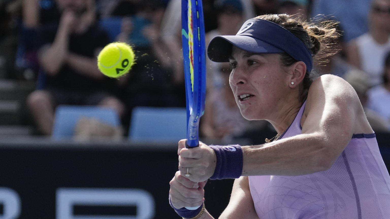 Nachrichten Linkding Belinda Bencic of Switzerland plays a backhand return to Jelena Ostapenko of Latvia during their first round match at the Australian Open tennis championship in Melbourne, Australia, Monday, Jan. 13,  ...