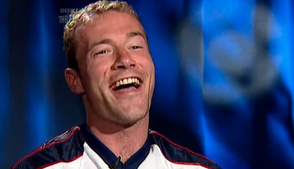 Erwischt! Alan Shearer muss über seine Antwort selbst lachen.