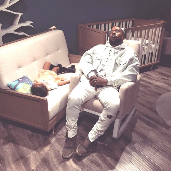 Kim Kardashian postete dieses Bild auf Instagram. Sie war mit ihrem Mann und North shoppen, bis die zwei irgendwann nicht mehr konnten und mitten im Laden einschliefen.
