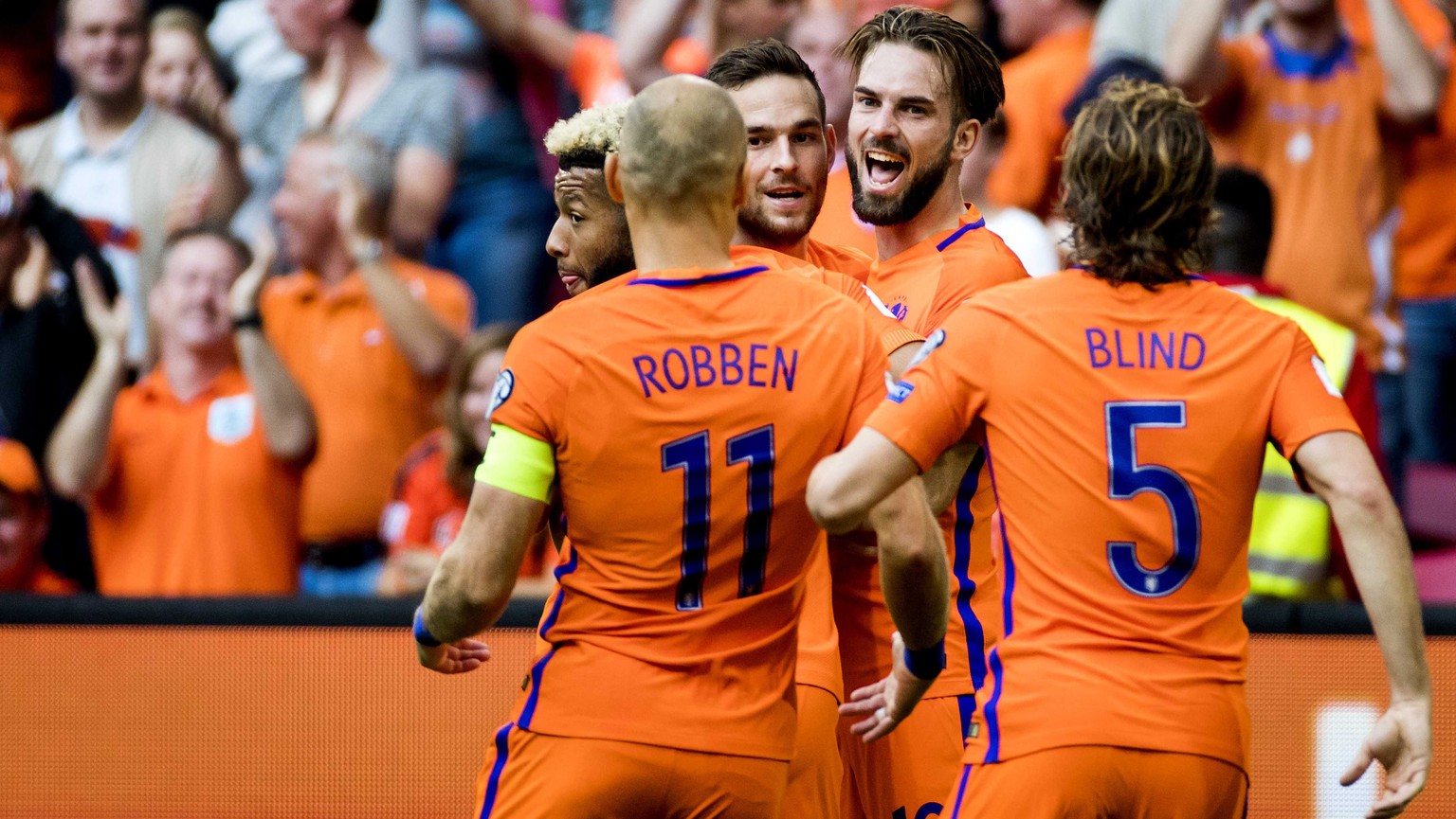 epa06181405 Dutch players celebrate during the FIFA World Cup qualifiication match between Netherlands and Bulgaria in Amsterdam, The Netherlands, 03 September. EPA/Koen van Weel