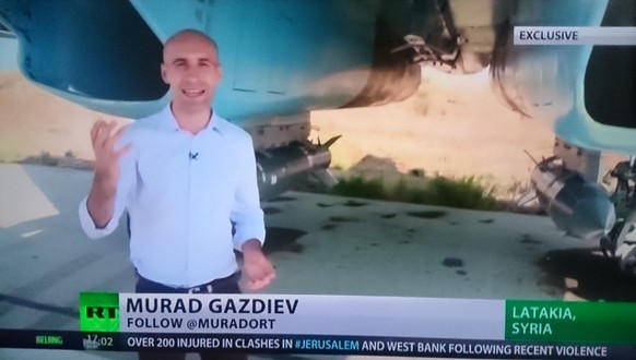 Tödliche Technik: Murad Gazdiev erklärt den Zuschauern die Su-34.