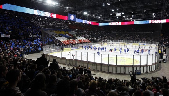 Zuercher Fans zeigen eine Choreographie zum 80 Jahre Jubilaeum beim Eishockey Meisterschaftsspiel der National League A zwischen den ZSC Lions dem HC Lugano, am Samstag, 6. November 2010, im Hallensta ...