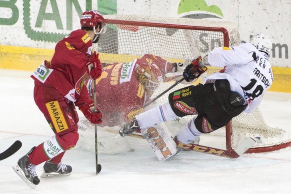 Fribourgs John Fritsche, rechts, scheitert an Tigers Goalie Ivars Punnenovs, Mitte, waehrend dem Eishockey-Qualifikationsspiel der National League A zwischen den SCL Tigers und dem HC Fribourg-Gottero ...