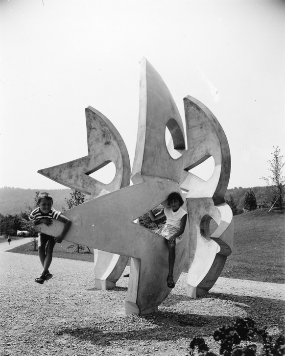 Betonplastik «Trias» von Elsy Blom, Freizeitanlage Bachwiesen, 1961.