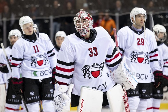 Nachrichten Linkding Torhueter Kevin Pasche (LHC) und seinem Teamkollegen reagieren nach der Niederlage (2-7), beim Eishockey Meisterschaftsspiel der National League zwischen SC Bern, SCB, und Lausanne HC, LHC,, am Freita ...