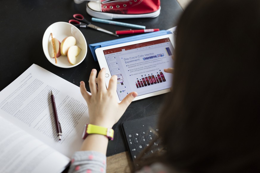 A ten year old girl does her homework on a tablet pc, photographed in Zurich, Switzerland, on March 13, 2016. (KEYSTONE/Gaetan Bally)

Ein zehnjaehriges Maedchen macht ihre Hausaufgaben auf einem Tabl ...