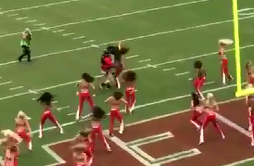 Der Kameramann trifft die Cheerleaderin mit voller Wucht.&nbsp;