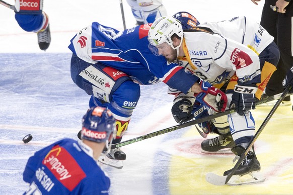 Zuerichs Phil Baltisberger, links, im Spiel gegen Zugs Nolan Diem, rechts, waehrend dem Eishockey-Qualifikationsspiel der National League A zwischen den ZSC Lions und dem EV Zug, am Dienstag, 18. Okto ...