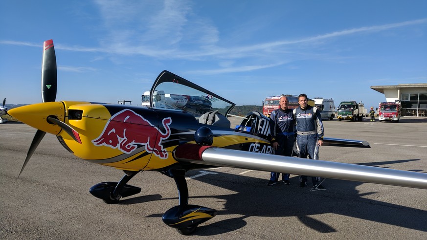 Mit Pilot Antanas Marciukaitis vor der «Höllenmaschine».