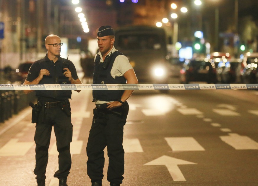 epaselect epa06163347 Police bloc Avenue Jacquemain where earlier a man jump on soldier partoling in Brussels, Belgium, 25 August 2017. According to reports, a man has been shot and is in a critical c ...