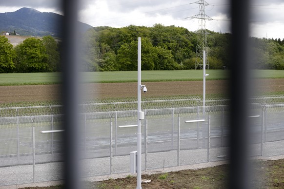 Blick durch die Zellengitter auf den Zaun der Justizvollzugsanstalt Schachen.