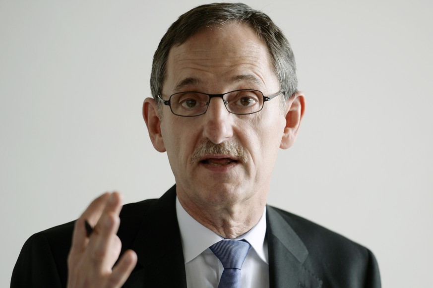 Der Zuercher Regierungsrat Mario Fehr orientiert an einer Medienkonferenz in Zuerich am Mittwoch, 23. September 2015, ueber aktuelle Entwicklungen im Asylbereich. (KEYSTONE/Walter Bieri)