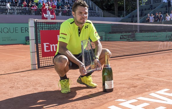 Trophäe und Champanger für den stolzen Sieger.