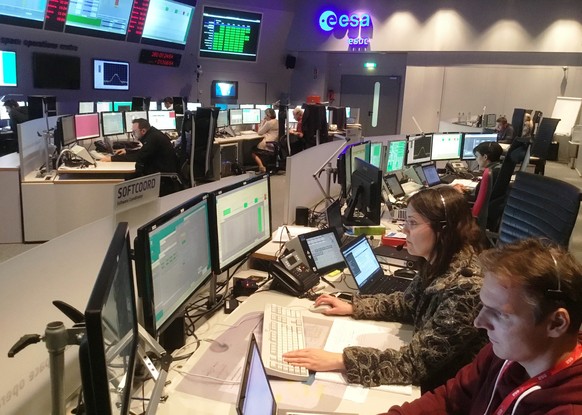 epa05587957 A handout image released by the European Space Agency (ESAA) on 07 October 2016 shows the ExoMars mission control team at ESA’s centre in Darmstadt, Germany, 06 October 2016, as they condu ...