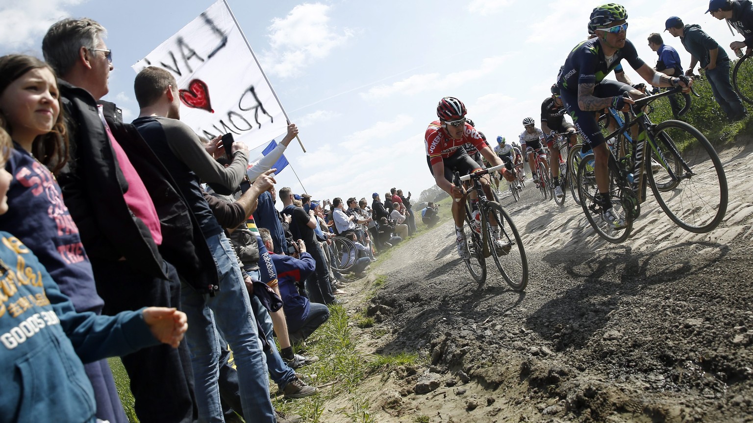 epa04701890 The pack in action during the 113th Paris Roubaix cycling race, over 253.3 km from Compiegne to Roubaix, France, 12 April 2015. EPA/ETIENNE LAURENT
