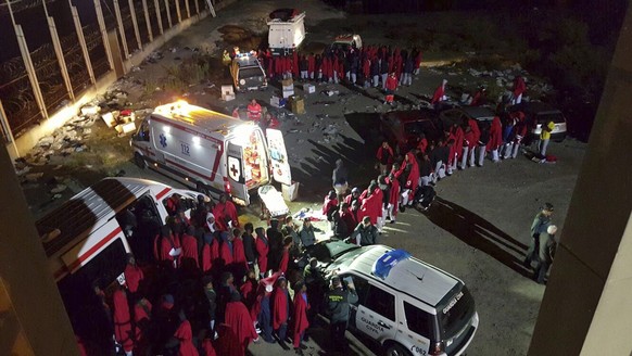 Spanische Rettungskräfte versorgen die verletzten Flüchtlinge in der Nacht auf den 25. Dezember.