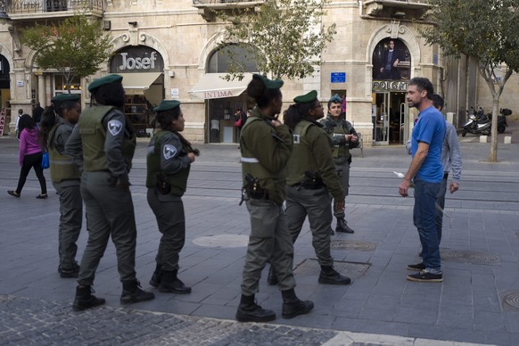 Israelische Sicherheitskräfte während einer Personenkontrolle in West-Jerusalem.