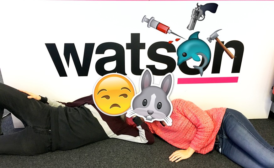 Zwei sehr attraktive Mitarbeiter von watson liegen lasziv vor unserem Logo. Mehr oder weniger freiwillig.