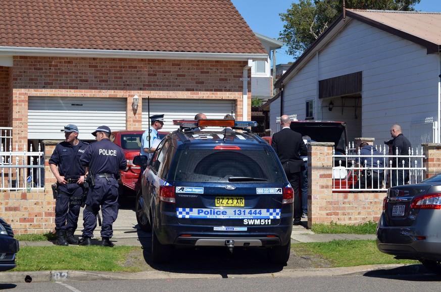 Ermittler der australischen Polizei suchen bei einem Haus im Viertel Guildford in Sydney nach Hinweisen auf angeblich geplante Terroranschläge in Australien.