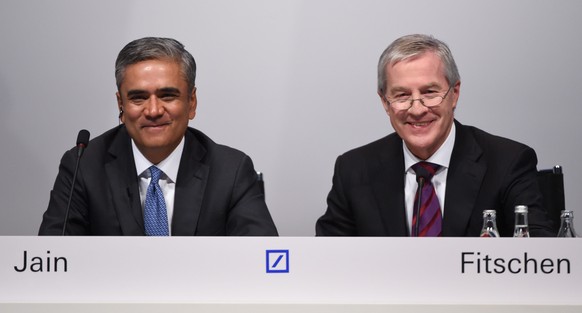 epa04759746 The two Co-CEOs of Deutsche Bank, Anshu Jain (L) and Juergen Fitschen, smile during the Deutsche Bank shareholders&#039; meeting at the Festhalle in Frankfurt am Main, Germany, 21 May 2015 ...