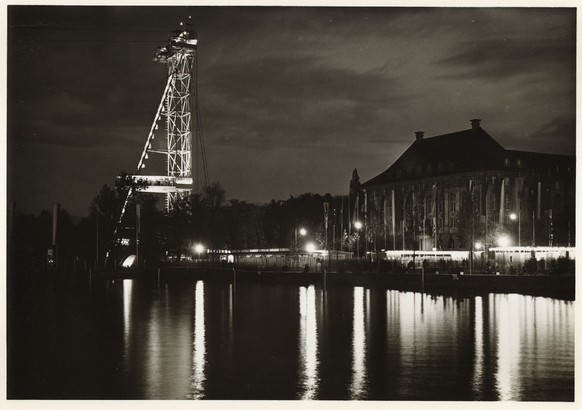 Landi-Bahn by night: Hafen Enge mit Seilbahnturm.&nbsp;