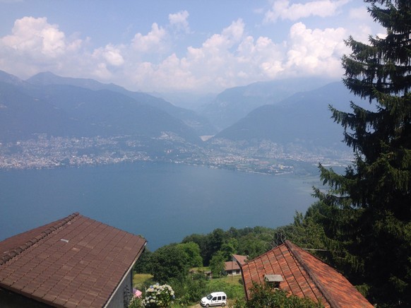 Die Aussicht auf dem Weg nach Indemini: Lago Maggiore und Verzasca-Staumauer.