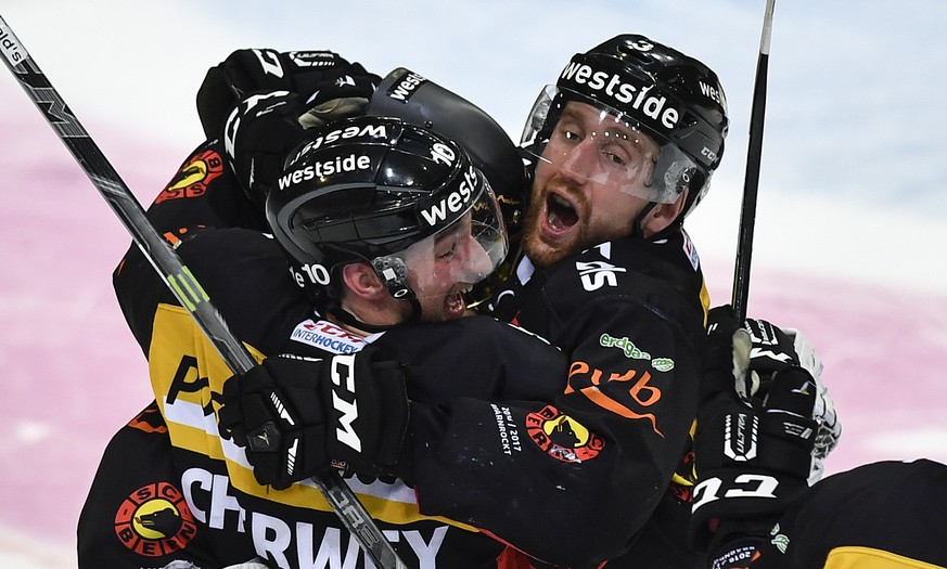 Berns Spieler feiern ihren Sieg im fuenften Eishockey Playoff-Halbfinalspiel der National League A zwischen dem SC Bern und dem HC Lugano am Donnerstag, 30. Maerz 2017, in der PostFinance Arena in Ber ...