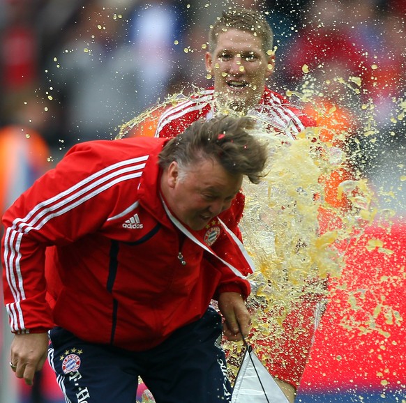 Wiedervereint: Schweinsteiger und Van Gaal begiessen Bayerns Meistertitel 2010.