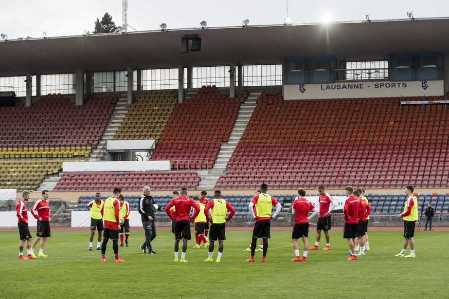 Swiss head coach Vladimir Petkovic, talks to his players during a training session of SwitzerlandÕs soccer national team, at the stade Olympique de la Pontaise stadium, in Lausanne, Switzerland, Thurs ...