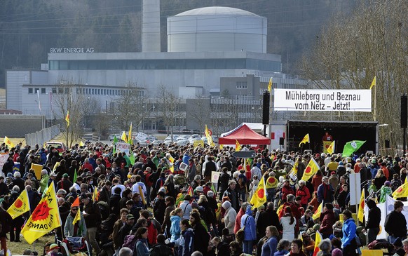 2012 fordern Demonstranten die Stilllegung des&nbsp;AKW Mühleberg.