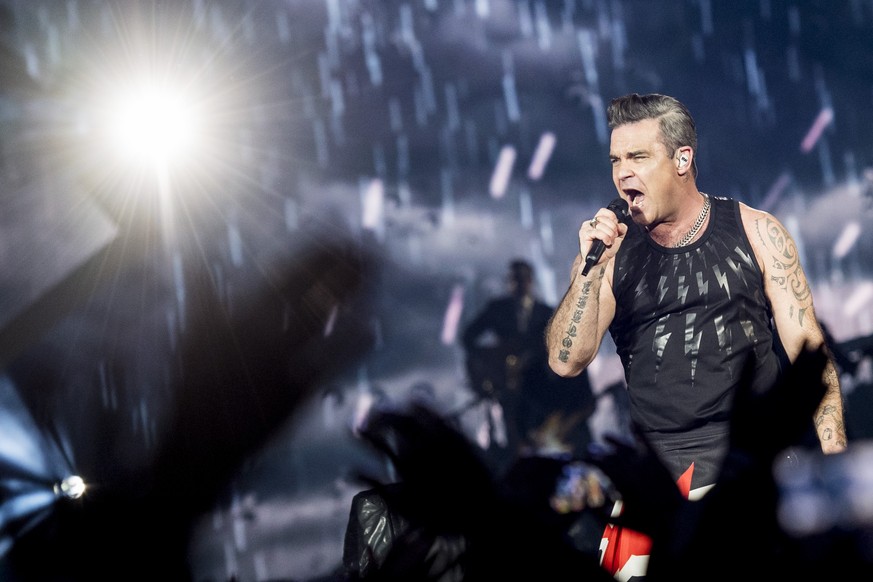 English singer Robbie Williams performs during the &quot;The Heavy Entertainment Show&quot; tour at the Letzigrund Stadium in Zurich, Switzerland, Saturday, September 2, 2017. (KEYSTONE/Ennio Leanza)