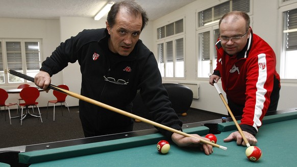 Bertine Barberis, gauche, l&#039;entraineur du FC Sion et Christian Zermatten l&#039;entraineur assistant, droite, jouent au billard dans la salle de jeux dans le centre d&#039;entrainement du FC Sion ...