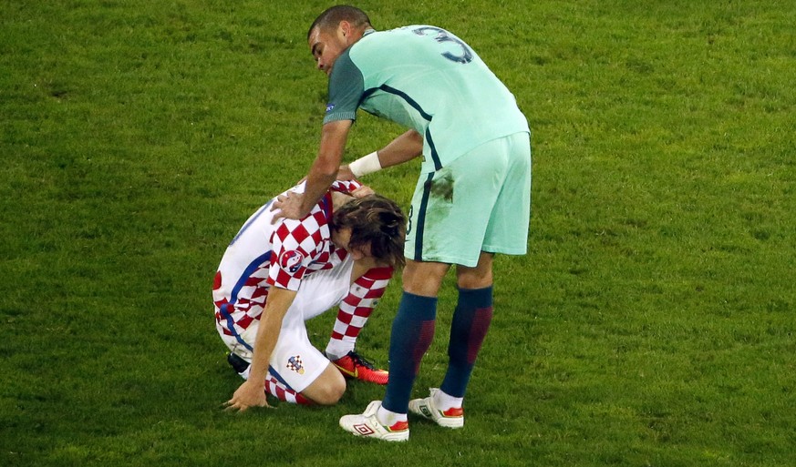 epaselect epa05391273 Portugal&#039;s Pepe (C) comforts Luka Modric (L) of Croatia after the UEFA EURO 2016 round of 16 match between Croatia and Portugal at Stade Bollaert-Delelis in Lens Agglomerati ...