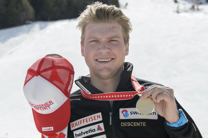 Niels Hintermann (1ere place) prend la pose avec sa medaille d&#039;or lors de la remise des prix de la descente Hommes des Championnats Suisse de Ski Alpin, ce lundi 4 avril 2016, a Veysonnaz au-dess ...
