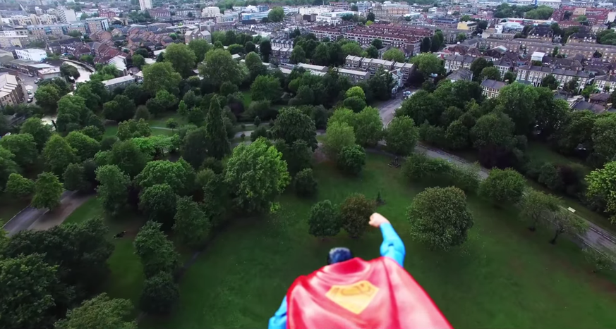 Ein Superheld schwebt über London.