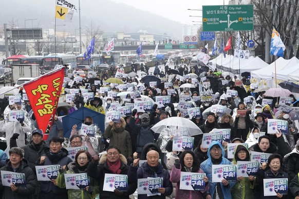 Nachrichten Linkding Protesters stage a rally demanding the arrest of impeached South Korean President Yoon Suk Yeol near the presidential residence in Seoul, South Korea, Monday, Jan. 6, 2025. The letters read "Arre ...
