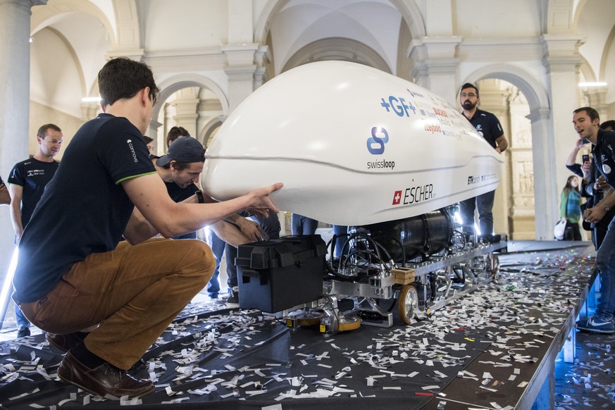 Der Verein Swissloop praesentieren ihre Version Swissloop-Pod fuer den Geschwindigkeitswettbewerb Hyperloop Pod Competition, aufgenommen am Donnerstag, 27. Juli 2017 in der ETH in Zuerich. (KEYSTONE/E ...