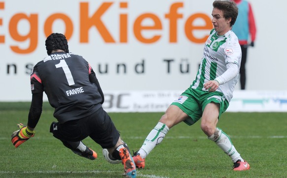 Der eifrige FCSG-Neuzugang Gianluca Gaudino scheitert an Thun-Keeper Guillaume Faivre.