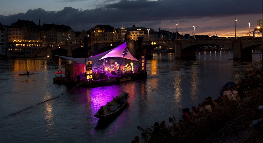 Das Kulturfloss liegt vor dem Kleinbasler Rheinufer in Basel am Freitag, 3. August 2012. Im Rahmen der Veranstaltungsreihe Imfluss finden vom 24. Juli bis zum 11. August 2012 Konzerte statt. (KEYSTONE ...