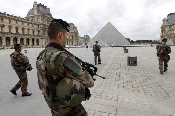 FILE PHOTO - French army soldiers patrol near the Louvre Museum Pyramid&#039;s main entrance in Paris, France, June 13, 2016. REUTERS/Philippe Wojazer/File photo